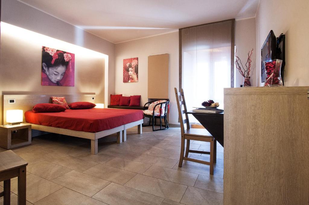 een slaapkamer met een bed met een rode sprei bij B&B Al Centro Storico in Barletta