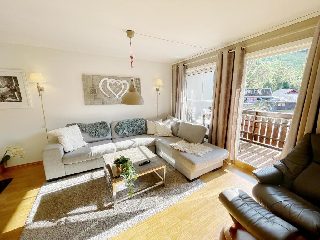 ein Wohnzimmer mit einem Sofa und einem Tisch in der Unterkunft Experience Tranquility - Your Ideal Apartment Retreat in Uvdal, at the Base of Hardangervidda in Uvdal