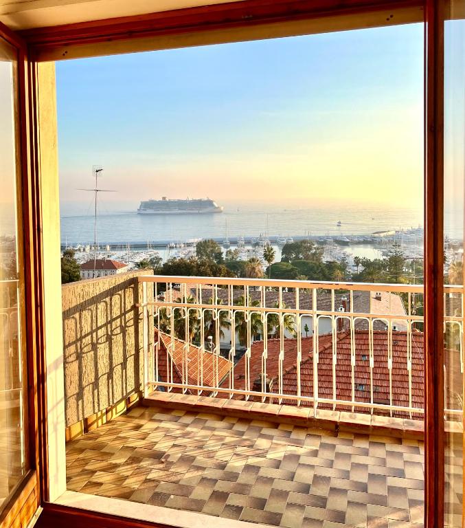 balkon z widokiem na ocean i statek wycieczkowy w obiekcie Special Home VISTA MARE e Parcheggio privato w San Remo