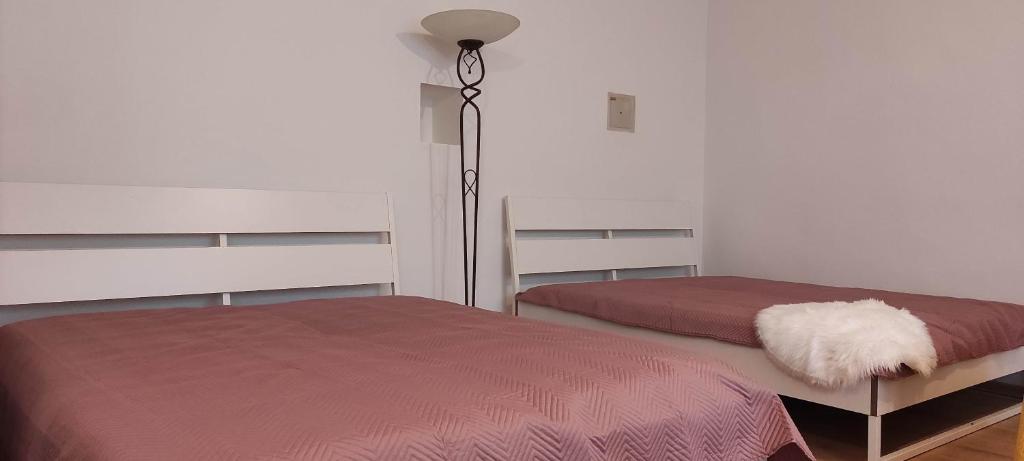1 dormitorio con 2 camas y lámpara en Apartment Kate - Old Town en Bratislava