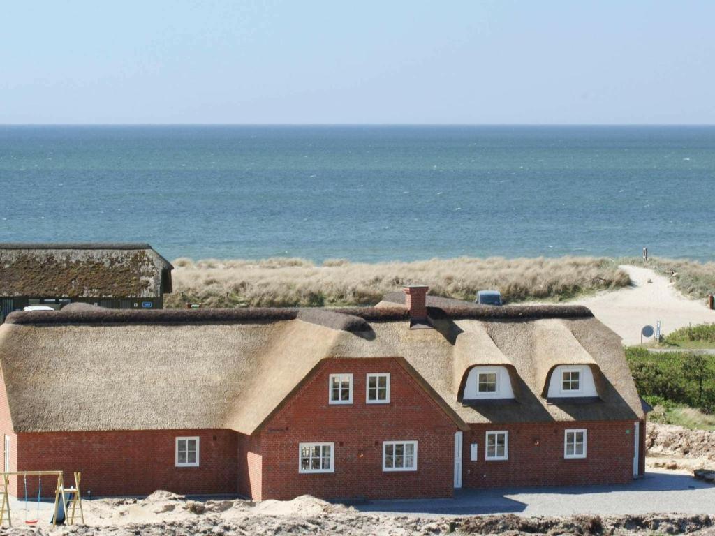 ブラーバンドにある24 person holiday home in Bl vandの海辺の家屋群