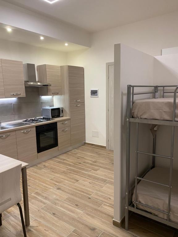 kuchnia z łóżkiem piętrowym w pokoju w obiekcie Antica Dogana Apartments w mieście Terracina