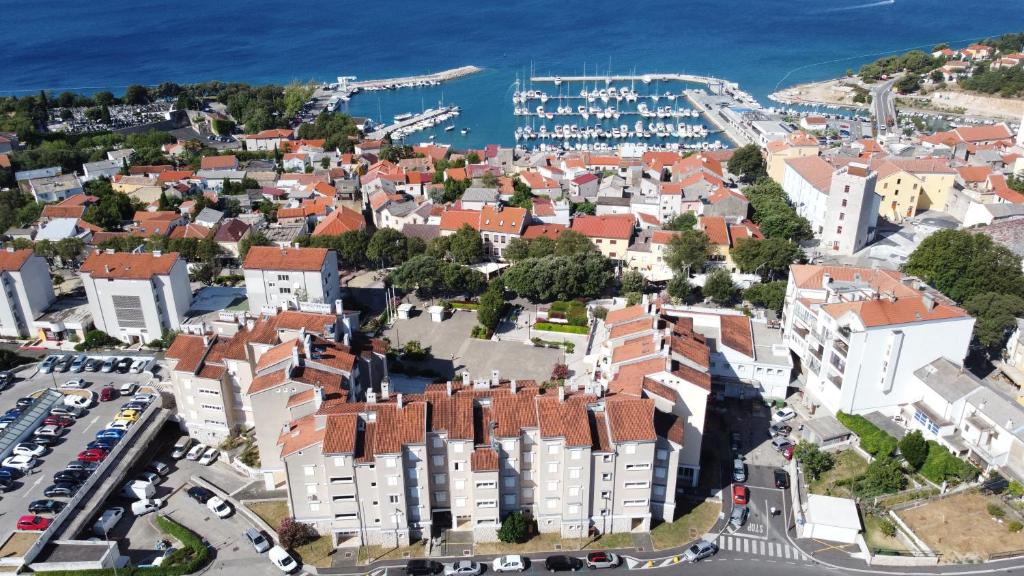 eine Luftansicht einer Stadt mit Hafen in der Unterkunft Apartment Miragge in Novi Vinodolski