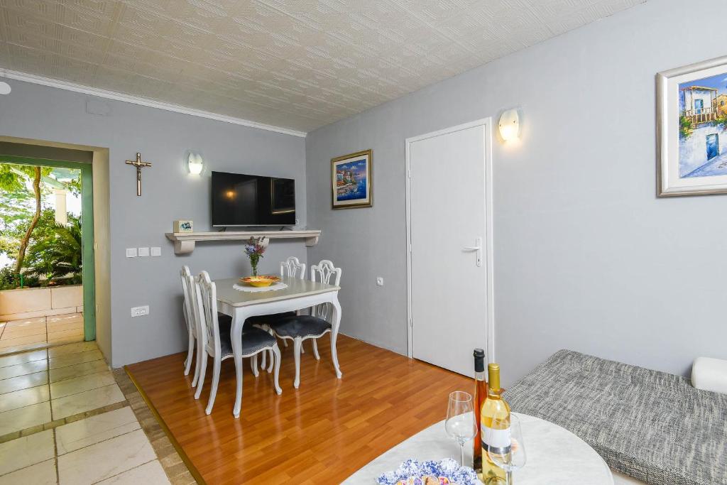 Televízia a/alebo spoločenská miestnosť v ubytovaní Ancora Mokalo Apartments