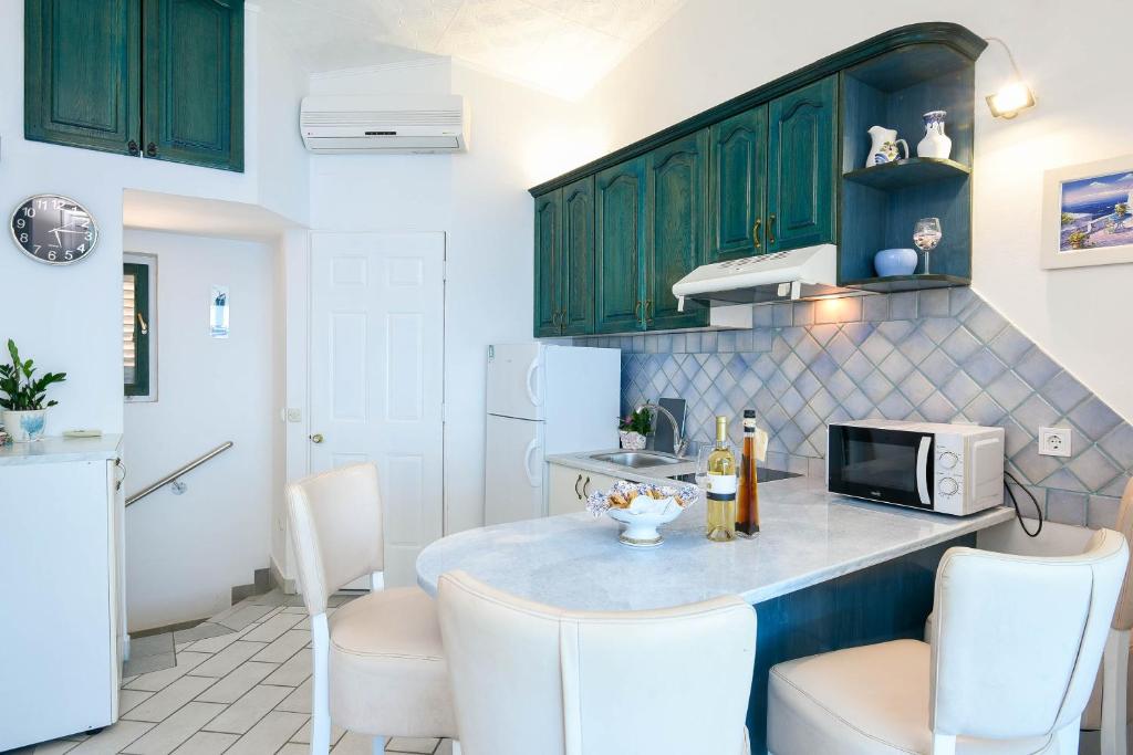 Kuchyňa alebo kuchynka v ubytovaní Ancora Mokalo Apartments