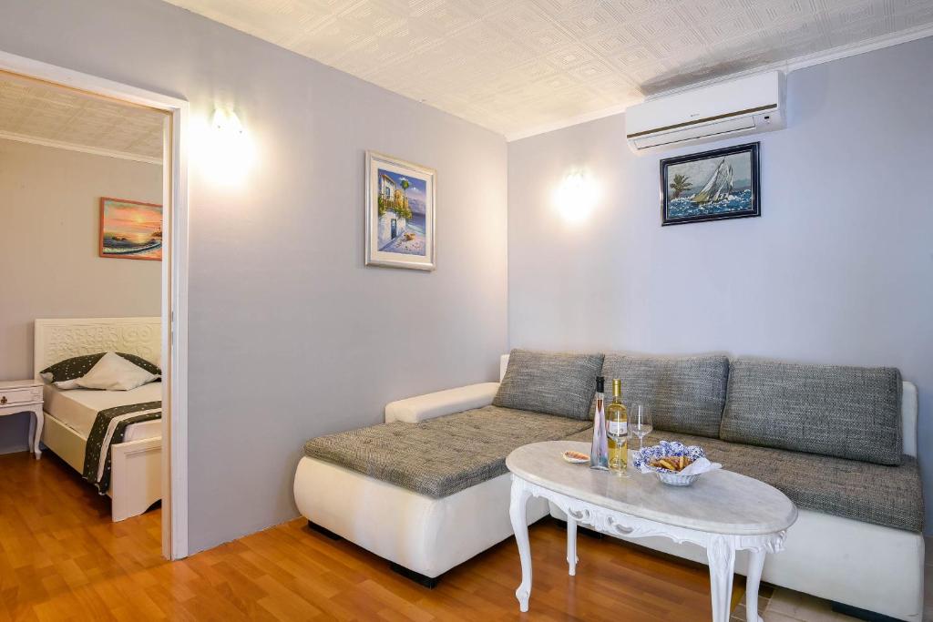 Posedenie v ubytovaní Ancora Mokalo Apartments
