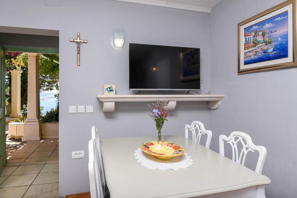 Televízia a/alebo spoločenská miestnosť v ubytovaní Ancora Mokalo Apartments