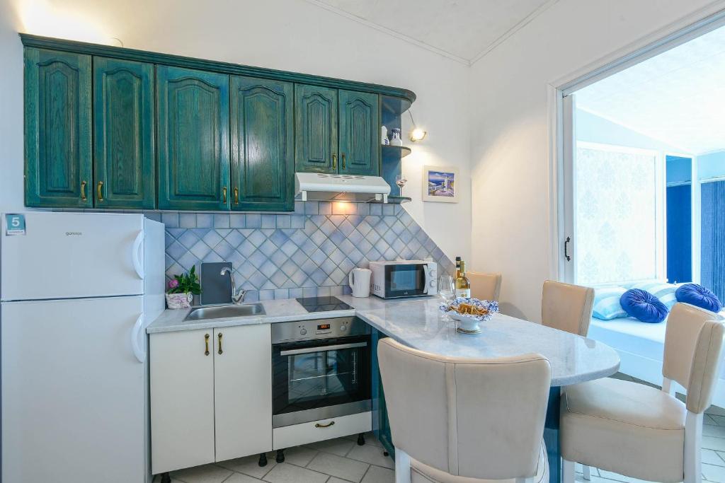 Kuchyňa alebo kuchynka v ubytovaní Ancora Mokalo Apartments