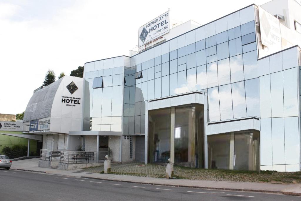 un edificio con un hotel al lado de una calle en Contagem Centro Hotel, en Contagem