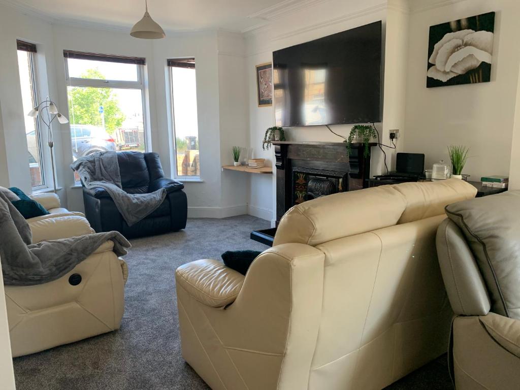 Sala de estar con 2 sofás y TV en Inviting 3-Bed House in Lowestoft near the beach, en Lowestoft