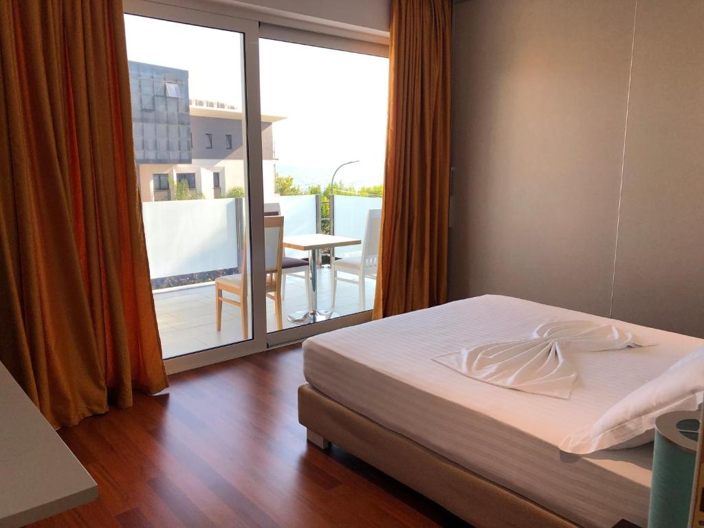 Postel nebo postele na pokoji v ubytování Nemesis Hotel
