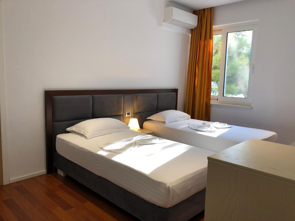 Postel nebo postele na pokoji v ubytování Nemesis Hotel