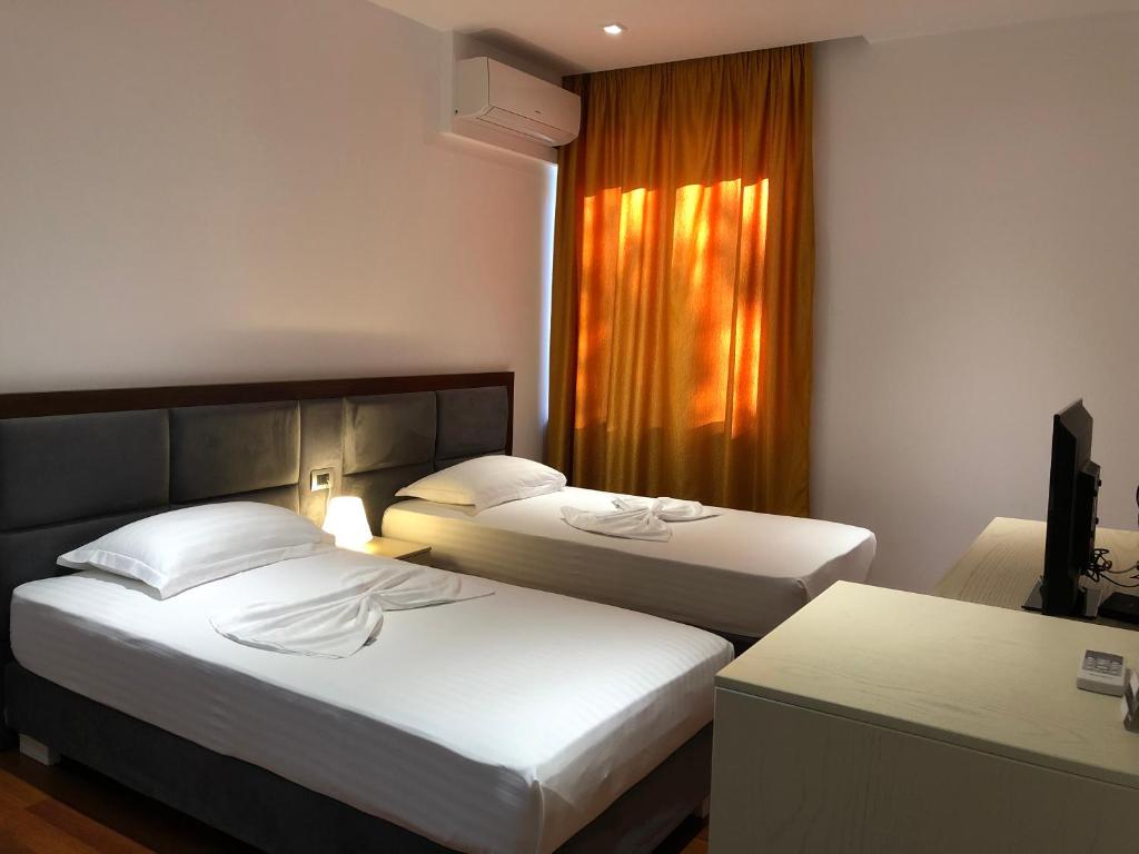 Postel nebo postele na pokoji v ubytování Nemesis Hotel