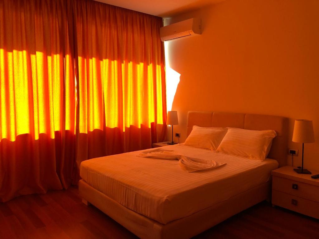 Postel nebo postele na pokoji v ubytování Nemesis Hotel