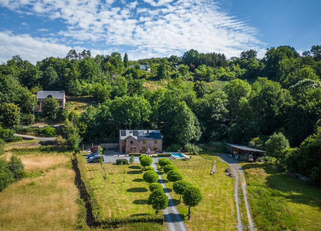 eine Luftansicht eines Bauernhofs mit einem Haus und Bäumen in der Unterkunft Bills Lodge, le plaisir de la rivière à 2 minutes du centre! in La-Roche-en-Ardenne