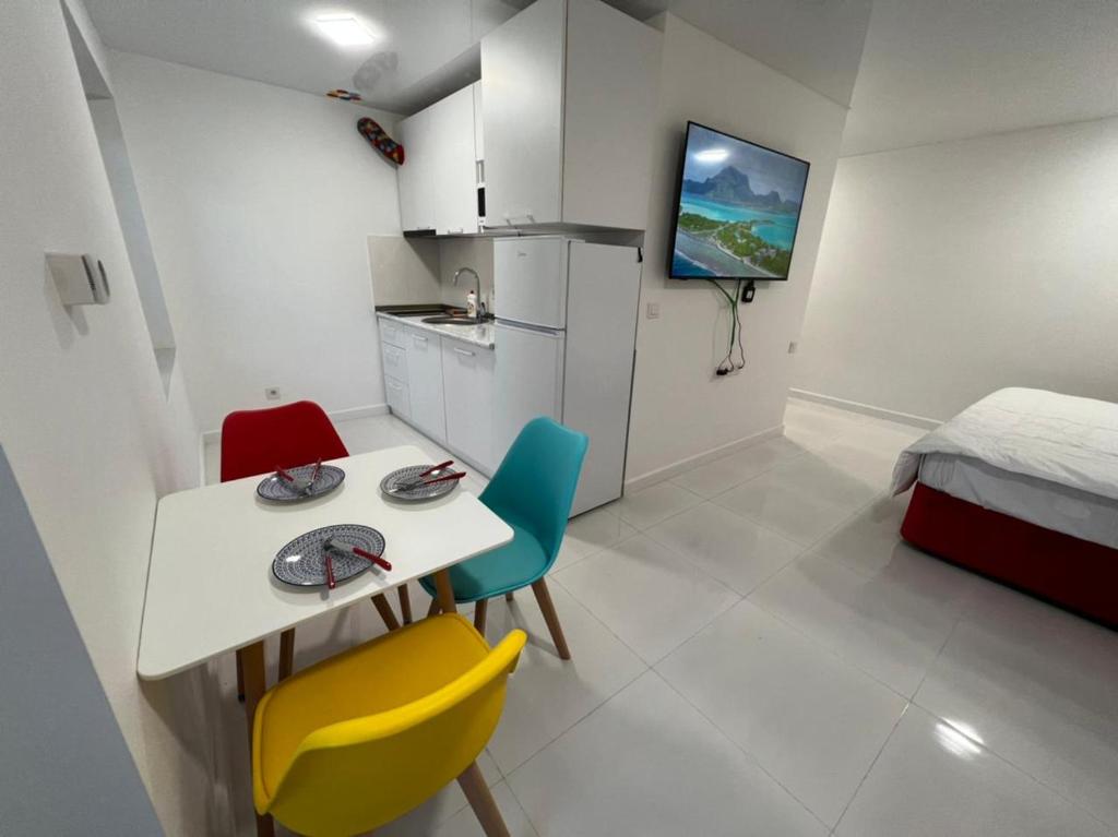 una pequeña cocina con mesa y sillas en una habitación en Pekini street apartment, en Tiflis