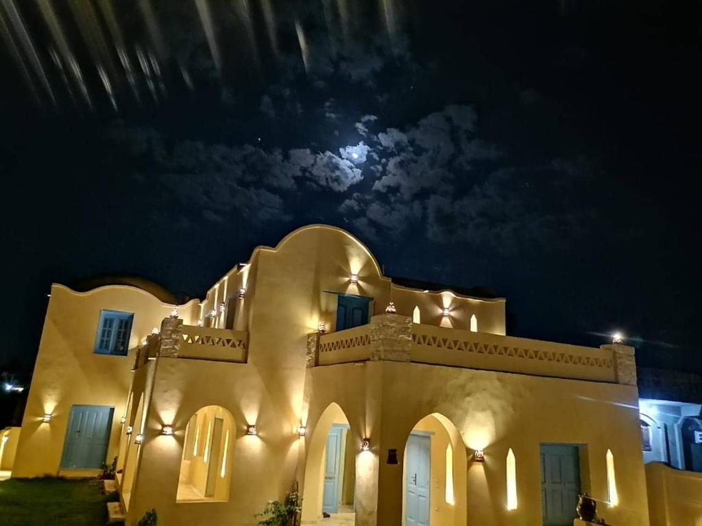 Una gran casa blanca con la luna en el cielo en فيلا شمس تونس, en Tunis