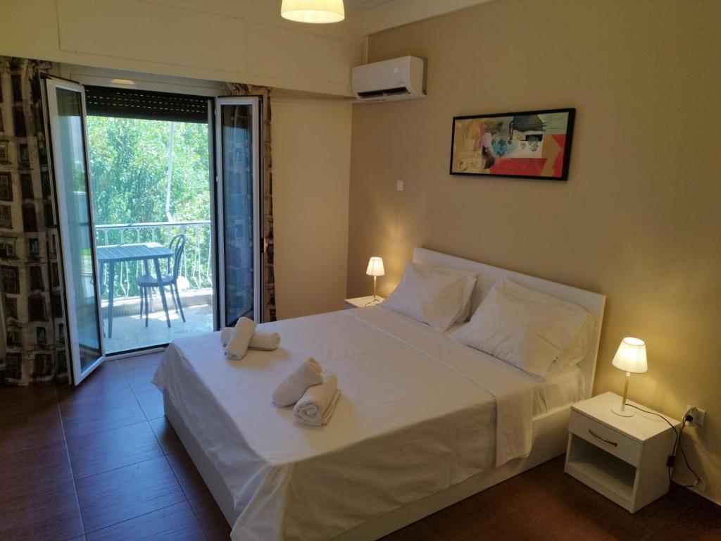 1 dormitorio con 1 cama con 2 toallas en Zeus Apartment, en Atenas