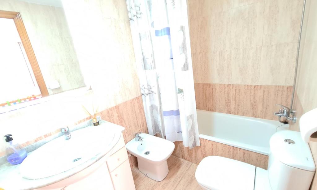 A bathroom at PALMERAS - Muy exclusivo y cerca de la playa!! Sólo familias