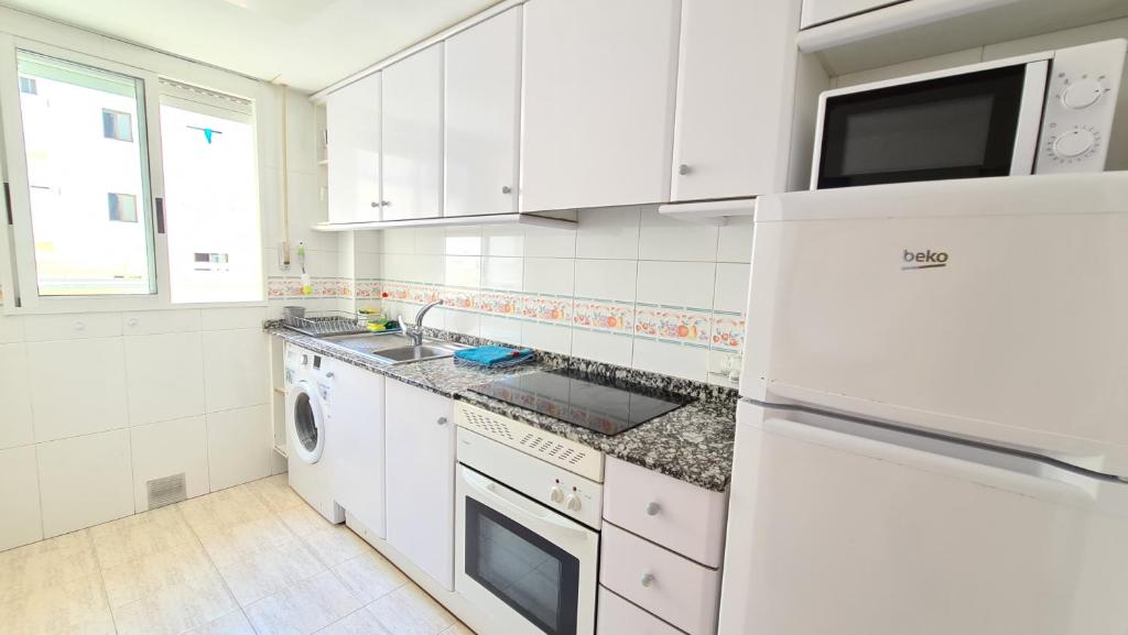 A kitchen or kitchenette at PALMERAS - Muy exclusivo y cerca de la playa!! Sólo familias