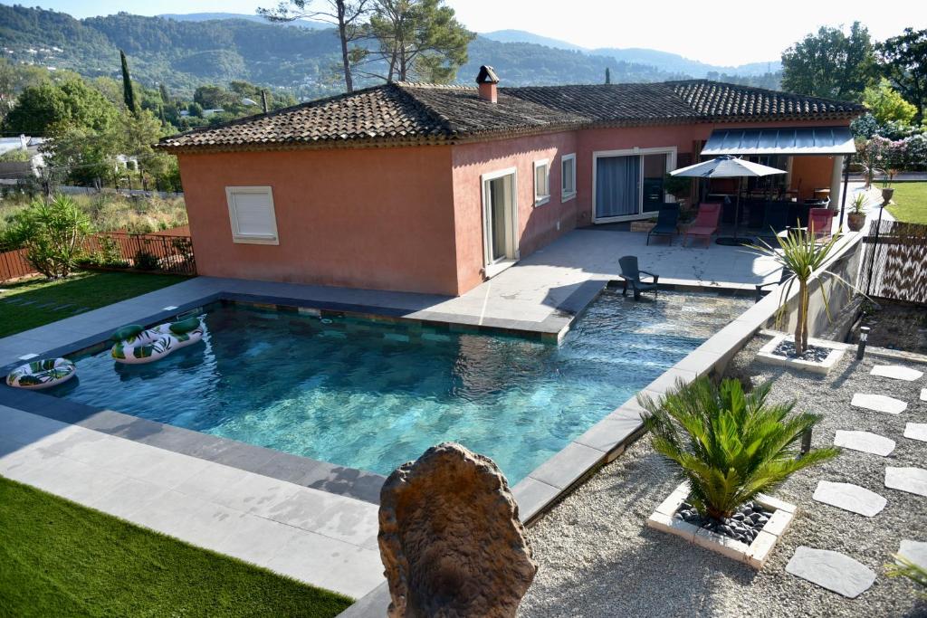 בריכת השחייה שנמצאת ב-Villa moderne avec piscine à Peymeinade או באזור