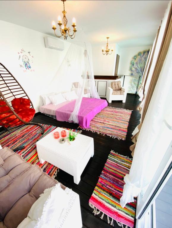 Posezení v ubytování Exclusive Villa Larnaca - 8 plus sleeps - 2 min from BEACH - Big Private Pool