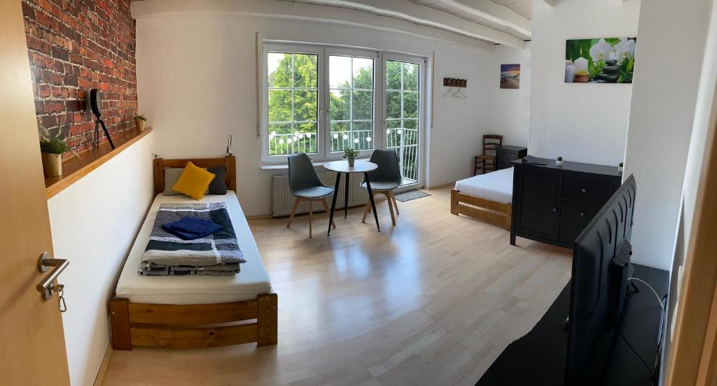 Habitación con 1 cama, 1 mesa y 1 dormitorio. en Schönes Ferienhaus&Monteurzimmer direkt in Lich, ruhige&zentrale Lage, en Lich