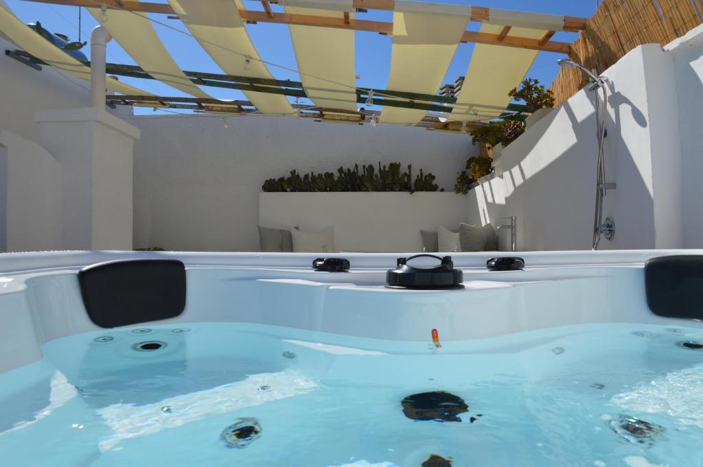 Bazén v ubytování 21mq Suite Homes Ostuni nebo v jeho okolí