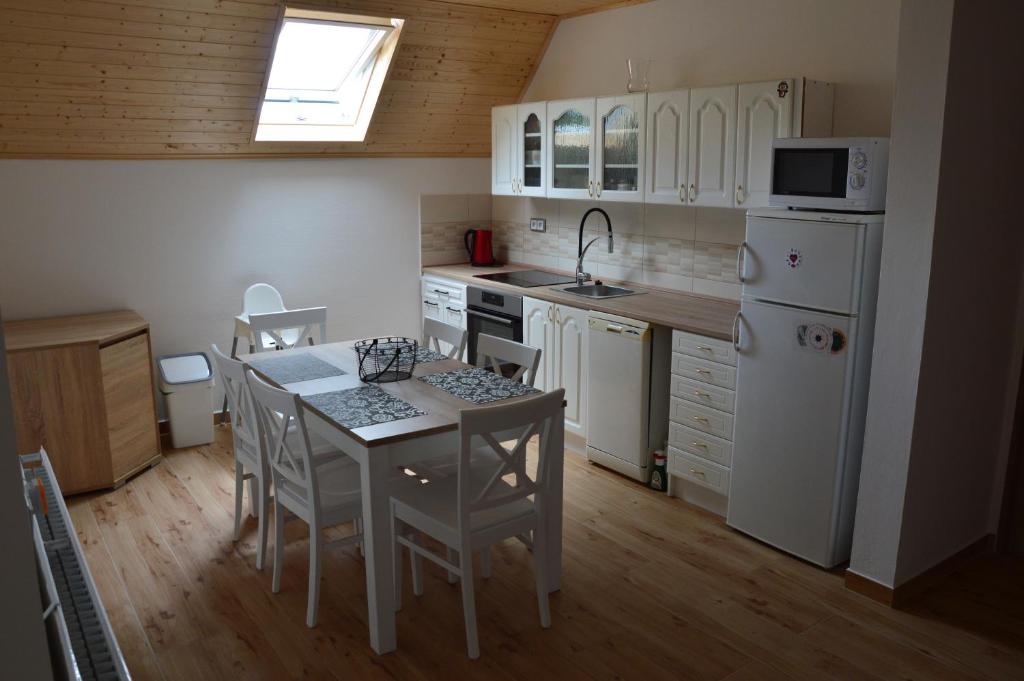 Kuchyň nebo kuchyňský kout v ubytování Horský apartmán Pod Zelenou Střechou
