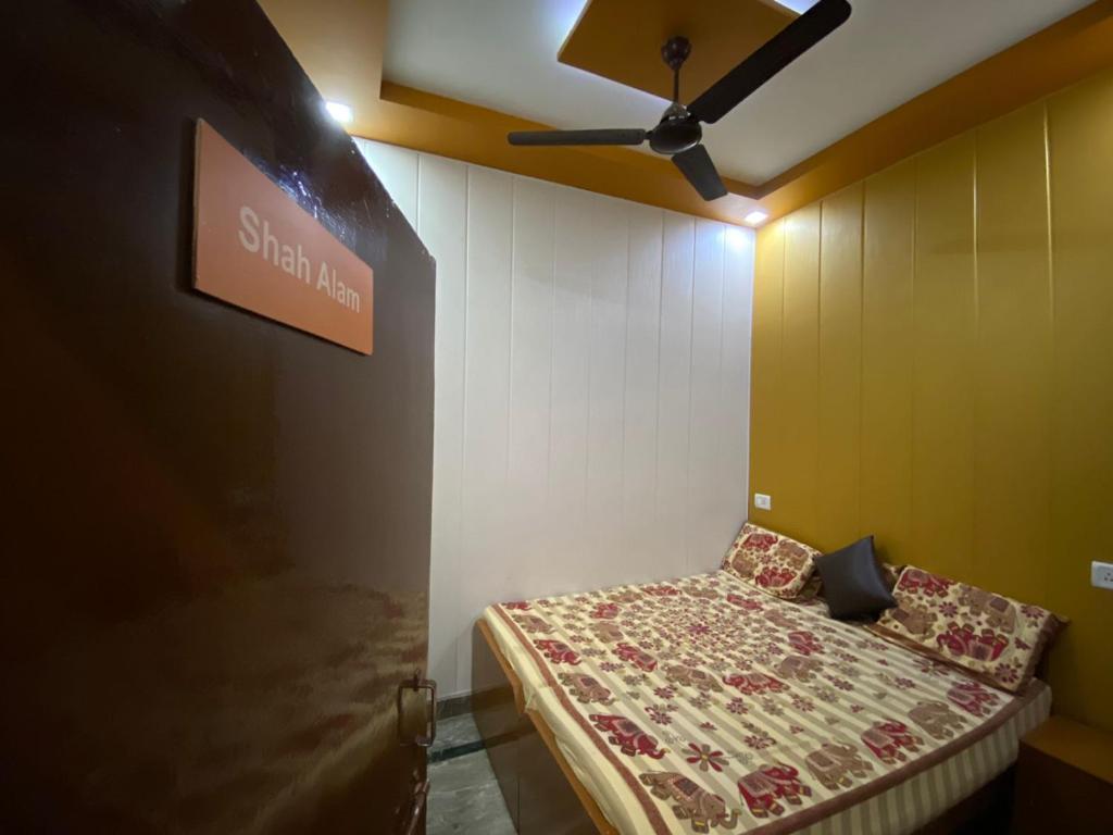 Postel nebo postele na pokoji v ubytování Friends Guest House & Hostel- near TAJ MAHAL