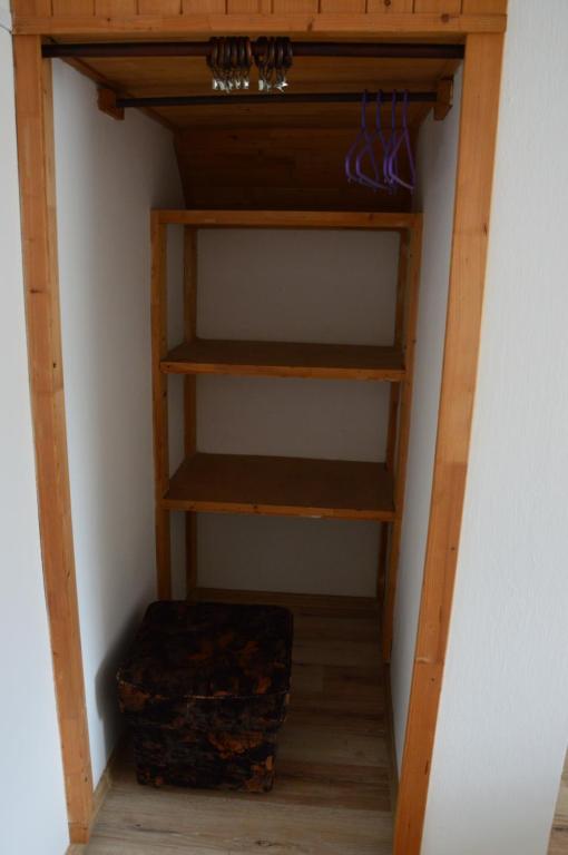 Palanda nebo palandy na pokoji v ubytování Horský apartmán Pod Zelenou Střechou