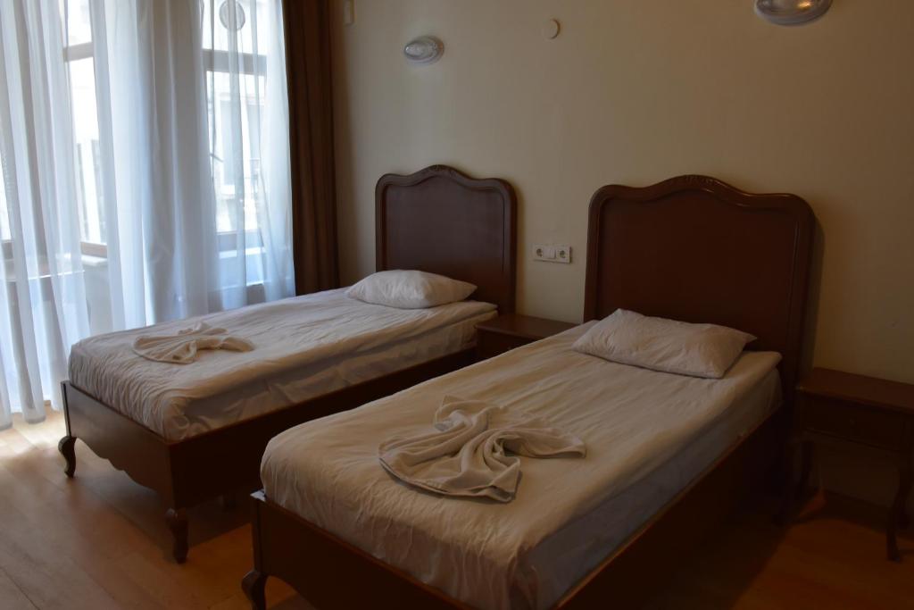 Postel nebo postele na pokoji v ubytování Taksim Palace Hotel