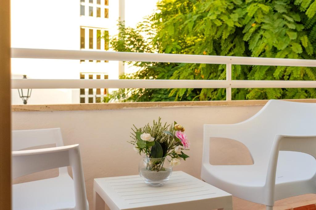 Balkón nebo terasa v ubytování IROCO HOSTAL