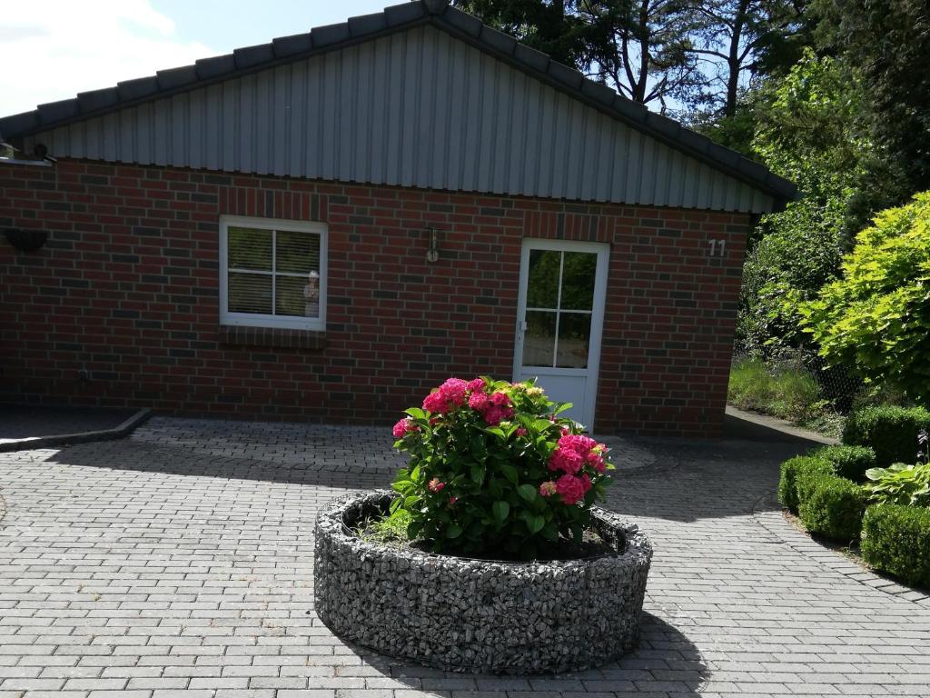 a brick building with a pot of flowers in front of it at Resi's Gästehaus in Winsen