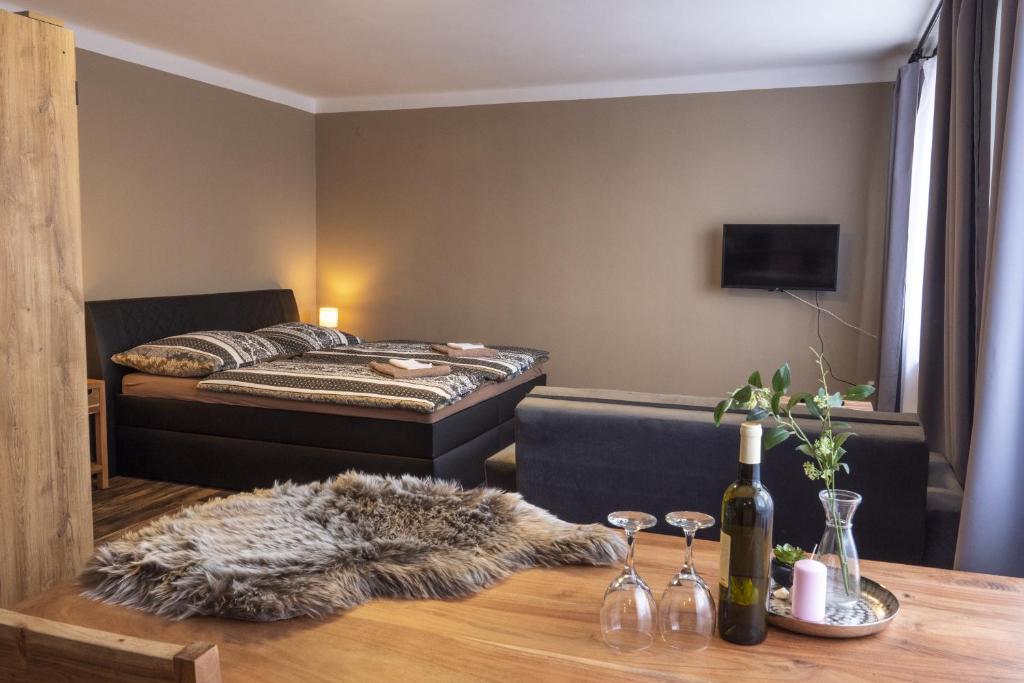 Sala de estar con cama y mesa con alfombra de piel en Ubytování Na Peci Lanžhot, en Lanžhot