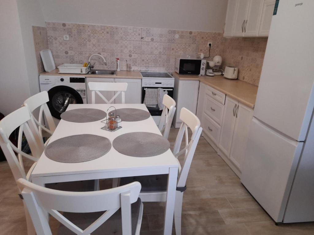 Kuchyňa alebo kuchynka v ubytovaní Mókus Apartman