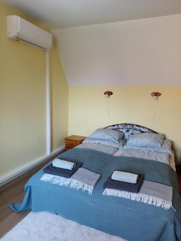 Posteľ alebo postele v izbe v ubytovaní Mókus Apartman