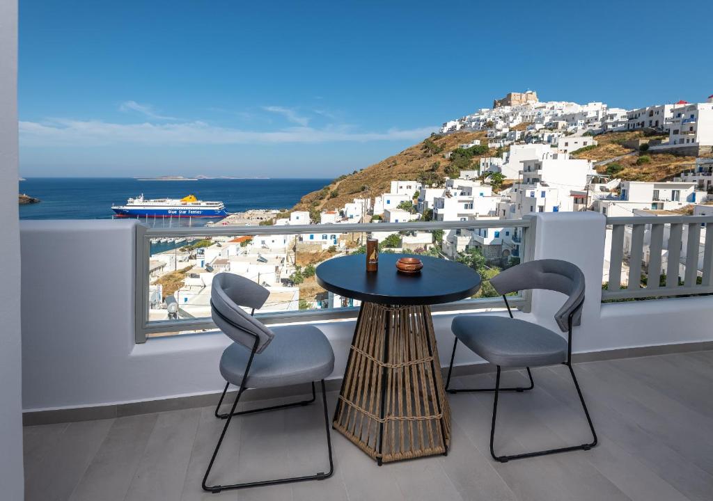 d'un balcon avec une table et des chaises offrant une vue sur la ville. dans l'établissement Vivere Luxury Suites, à Pera Gyalos