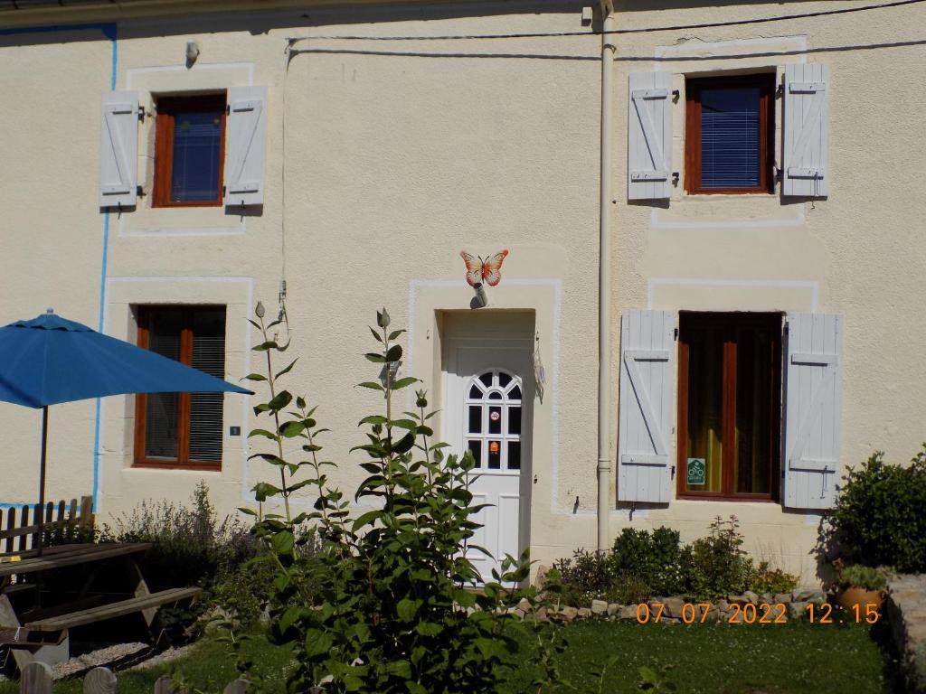a house with a door with a pig head on it at Les Papillons in Vrolle