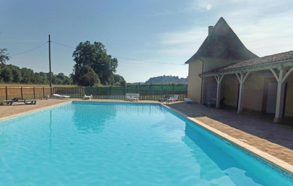 Awesome Apartment In Limeuil With 2 Bedrooms And Outdoor Swimming Poolの敷地内または近くにあるプール
