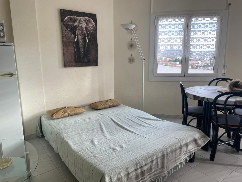 Posteľ alebo postele v izbe v ubytovaní APPARTEMENT MAGNIFIQUE VUE SUR LE CANAL Et LA MER D'EMPURIABRAVA