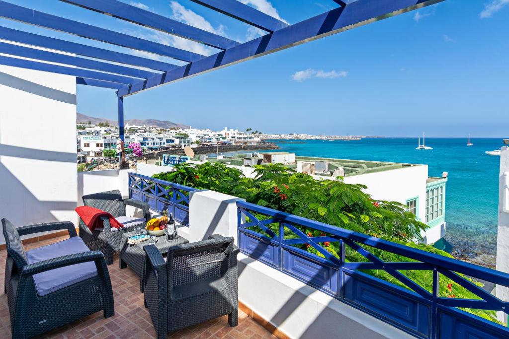 balcone con tavoli, sedie e vista sull'oceano di Dorada Center Close to the Beach Playa Blanca By PVL a Playa Blanca