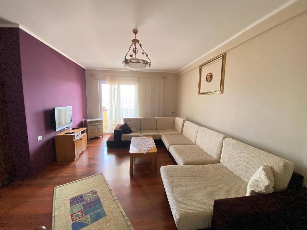 A television and/or entertainment centre at Stay the Night Shkodra Apartment City Centre