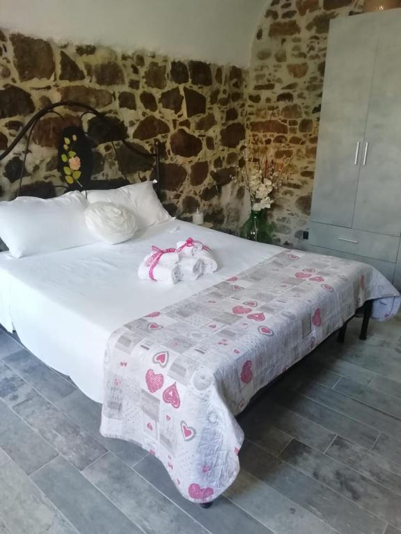 sypialnia z łóżkiem z białą kołdrą w obiekcie La Cantinetta di Sve w mieście Riccò del Golfo di Spezia
