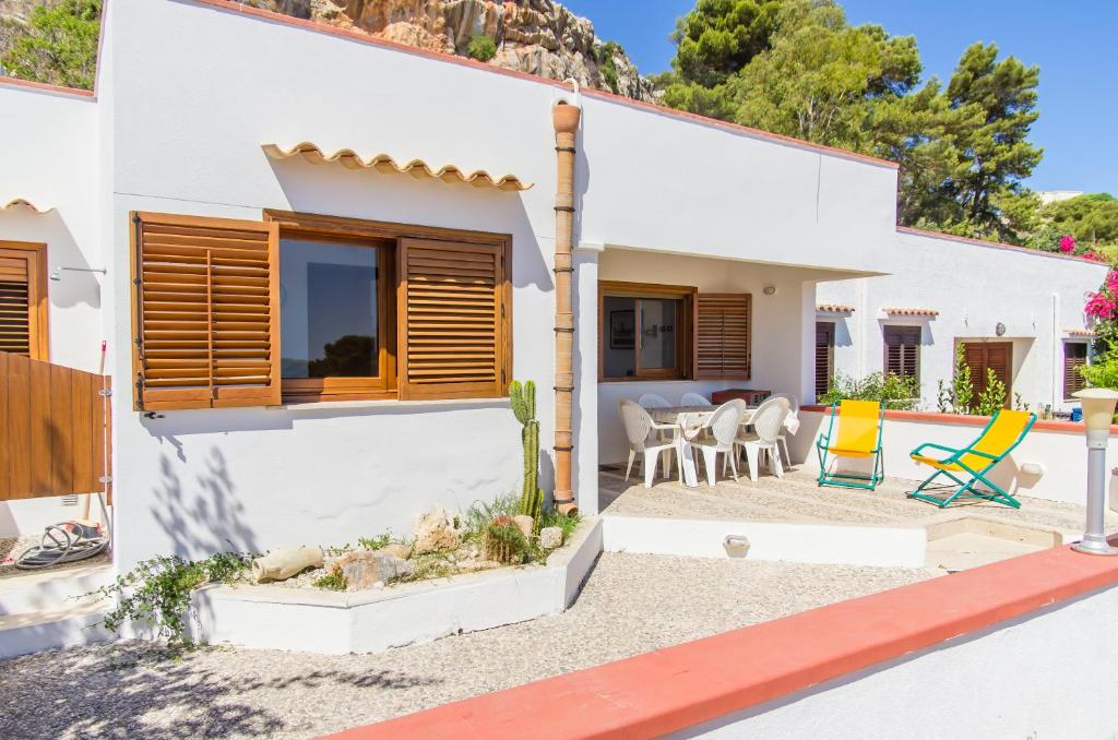 a villa with a view of the patio and dining area at Melograno in San Vito lo Capo
