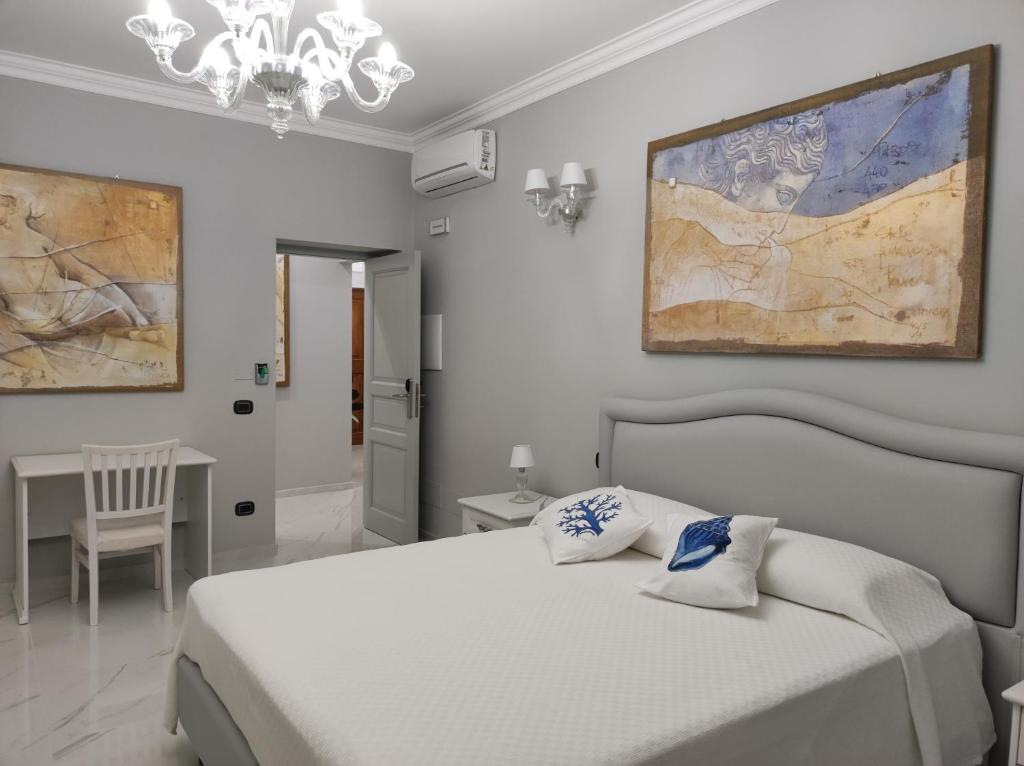 A bed or beds in a room at Lipari Suite B&B
