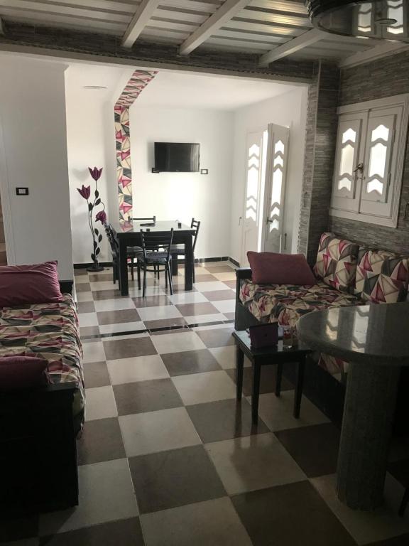 a living room with a couch and a table at للعائلات شاليه مكيف بتراس كبير ورووف بالدور الثانى الساحل الشمالى in Dawwār ‘Abd al ‘Aţī Abū ‘Ajūz