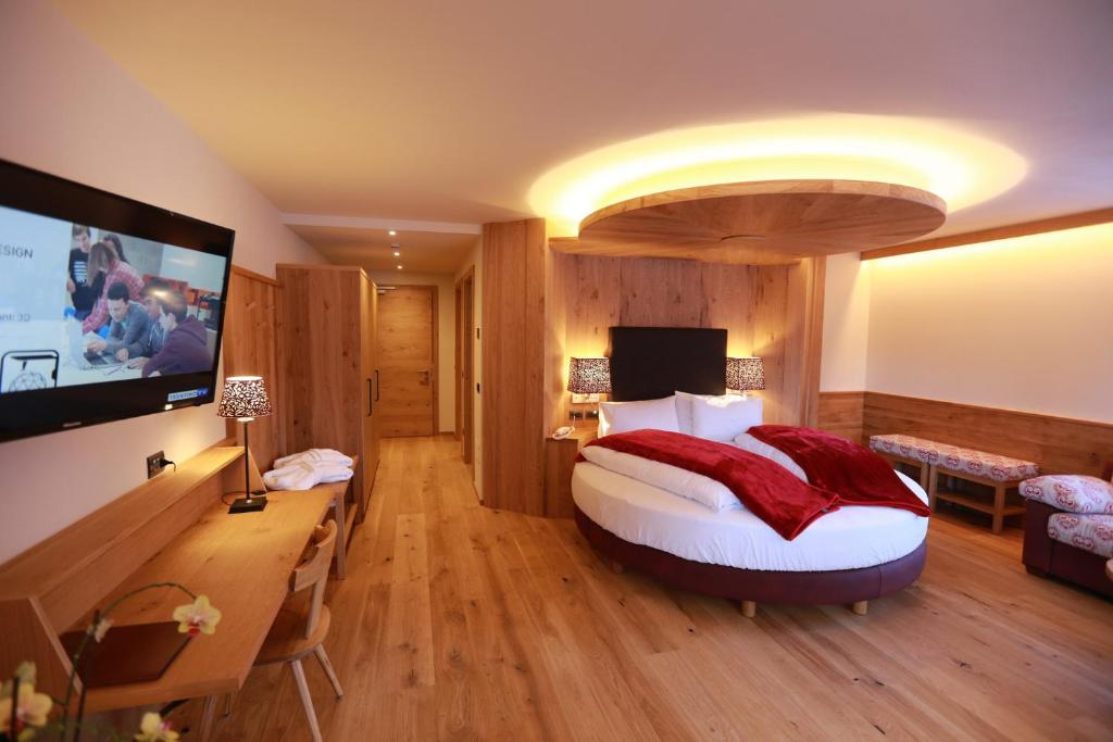TV a/nebo společenská místnost v ubytování Hotel Cesa Tyrol