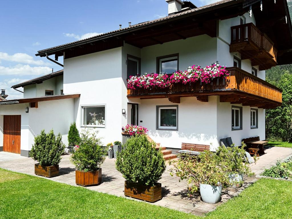 a house with a balcony with flowers on it at Apartment Lina in Achenkirch