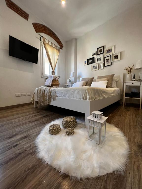 una camera con un grande letto e un tappeto bianco di A casa di Anna a Firenze